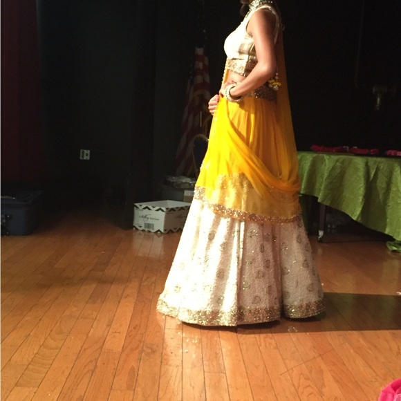 Yellow lengha - Picture 2 of 11